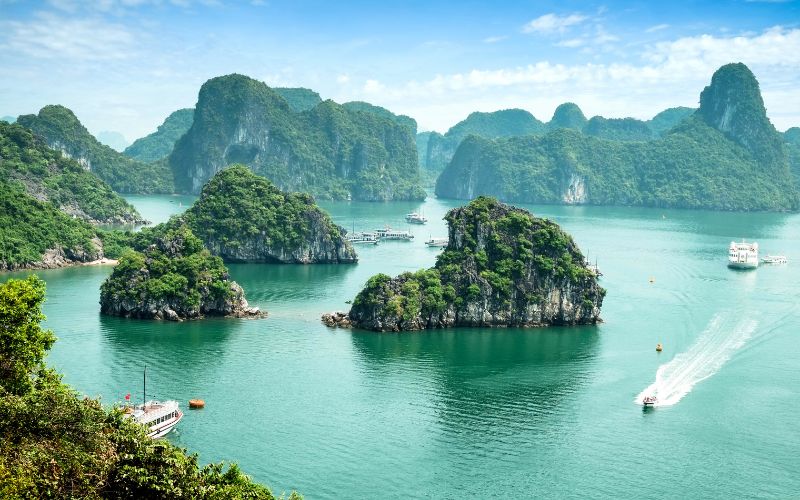 halong bay natural wonders in vietnam | Thang Nguyen Traveler